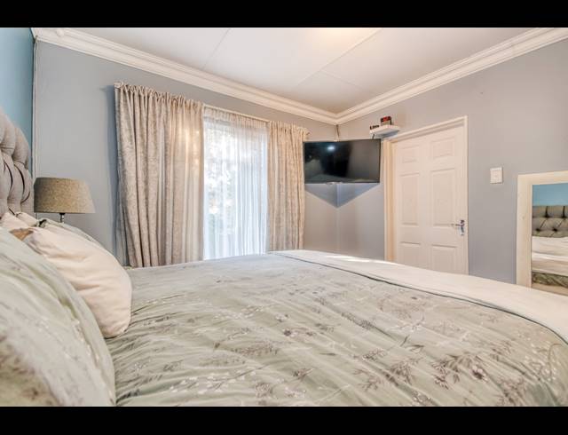 2 BEDROOM TOWNHOUSE FOR SALE IN HONEYDEW MANOR